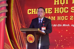 Ông Nguyễn Đức Quốc chia sẻ tại buổi họp phụ huynh.