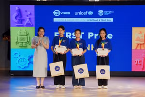 Bà Lê Nguyễn Trung Nguyên, Tổng Giám đốc Hệ thống Giáo dục Victoria School trao giải cho đội xuất sắc.