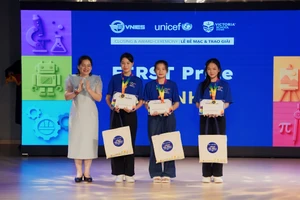 Bà Lê Nguyễn Trung Nguyên, Tổng Giám đốc Hệ thống Giáo dục Victoria School trao giải cho đội xuất sắc.