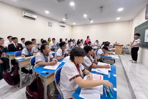 Đoàn công tác tham quan một lớp học của Trường Nam Việt.