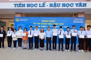 Lãnh đạo Sở GD&ĐT TP Cần Thơ và BITEX trao giấy chứng nhận tham dự kỳ thi học sinh giỏi giải toán trên máy tính cầm tay cấp thành phố năm học 2025-2026 cho các em học sinh.