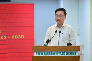 Phó Bí thư Thành ủy TPHCM Đặng Minh Thông phát biểu tại họp báo.