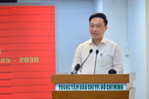 Phó Bí thư Thành ủy TPHCM Đặng Minh Thông phát biểu tại họp báo.