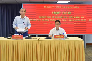 Phó Bí thư Thành ủy TPHCM Đặng Minh Thông (bên phải) và Trưởng Ban Tuyên giáo và Dân vận TPHCM Dương Anh Đức chủ trì buổi họp báo.