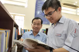 Học sinh Võ Hoàng Phúc vừa giành giải nhất môn Lịch sử cấp thành phố cùng thầy giáo. 