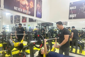 Học sinh được Gymer Hà Minh Đức hướng dẫn tập Gym.