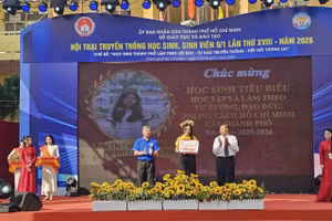 Học sinh tiêu biểu trong học tập, làm theo tư tưởng, đạo đức, phong cách Hồ Chí Minh được tặng giấy khen. Ảnh: ND.