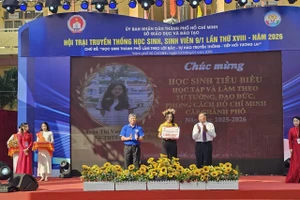 Học sinh tiêu biểu trong học tập, làm theo tư tưởng, đạo đức, phong cách Hồ Chí Minh được tặng giấy khen. Ảnh: ND.