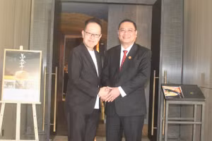 Tiến sĩ Nguyễn Đức Quốc, Chủ tịch Tập đoàn Giáo dục quốc tế Nam Việt (bên phải) và ông Tatsuya Kozaiwa, Hiệu trưởng Trường Nhật ngữ Howdy.