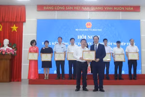 Thứ trưởng Phạm Ngọc Thưởng tặng Bằng khen của Bộ trưởng Bộ GD&ĐT cho các tập thể đạt thành tích xuất sắc trong công tác tổ chức kỳ thi tốt nghiệp THPT giai đoạn 2020-2024.