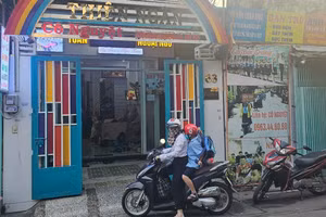 Phụ huynh đưa đón con tại Trung tâm Thiên Ngân.