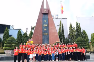 Cán bộ, giáo viên và học sinh Trường Tiểu học Phú Thọ viếng Đài tưởng niệm liệt sĩ tại Phường Bình Thới.