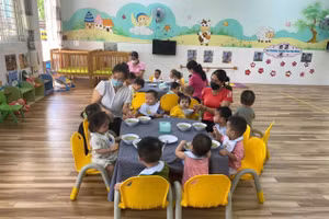 Giờ ăn trưa của trẻ mầm non TPHCM.