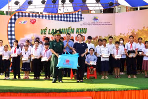 Chương trình “Về lại chiến khu - Ấm tình biên giới” do Đài Truyền hình TPHCM phối hợp với Cơ quan Thường trực Bộ Tư lệnh BĐBP và BĐBP Bình Phước tổ chức ngày 14/5/2024 đã trao tặng 100 suất học bổng cho các em học sinh khó khăn.