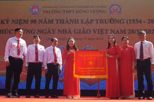 Trường THPT Hùng Vương vinh dự được UBND TPHCM trao tặng cờ truyền thống.