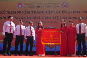 Trường THPT Hùng Vương vinh dự được UBND TPHCM trao tặng cờ truyền thống.