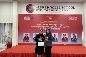 Cô Trịnh Mai Trang - Đại diện DOL IELTS Đình Lực và Ban Giám Hiệu trường THCS Alfred Nobel.