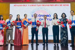 Hiệu trưởng các đơn vị nhận quyết định bổ nhiệm.