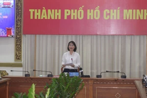 Bà Trần Thị Diệu Thúy phát biểu tham luận tại hội nghị.