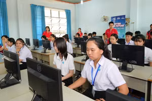 Học sinh Trường THPT Nguyễn Huệ A trải nghiệm trên máy vi tính vừa được trao tặng.