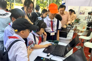 Học sinh trải nghiệm tại các gian hàng dịp kỷ niệm 50 năm thành lập ngành giáo dục TPHCM. Ảnh minh họa.