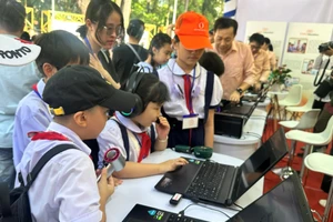 Học sinh trải nghiệm tại các gian hàng dịp kỷ niệm 50 năm thành lập ngành giáo dục TPHCM. Ảnh minh họa.