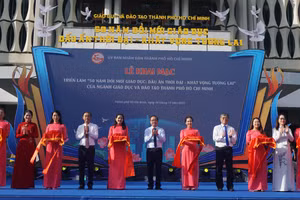 Nghi thức cắt băng khai mạc triển lãm "50 năm đổi mới giáo dục: Dấu ấn thời đại - khát vọng tương lai của ngành GD&ĐT TPHCM".