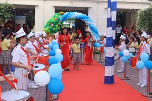 Chào đón các học sinh lớp 1, Trường Tiểu học Trương Quyền.