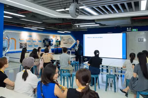 TS Trịnh Quang Vinh chia sẻ với phụ huynh tại sự kiện,