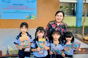 Bà Nguyễn Vĩnh Bảo Châu cùng học sinh của trường tại hoạt động đổi rác lấy trí thức.