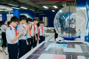 Mô hình xe tự lái thu hút sự tò mò của các em học sinh.