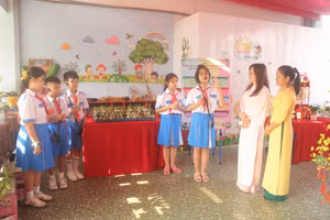 Học sinh thuyết trình song ngữ tại Ngày hội STEM.