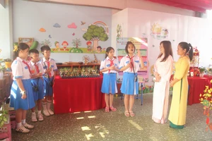 Học sinh thuyết trình song ngữ tại Ngày hội STEM.