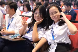 Các nữ sinh xinh xắn ở vòng chung kết VISEF 2025 tổ chức tại TP.HCM.