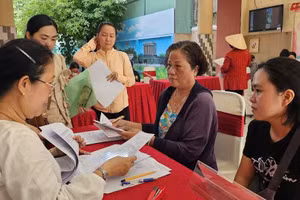 Phụ huynh nộp hồ sơ tại Trường tiểu học Đặng Trần Côn (phường Vĩnh Hội).