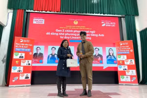 Diễn giả Hoàng Đức và đại diện trường THPT Việt Đức.