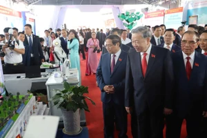 Tổng Bí thư Tô Lâm cùng các lãnh đạo, nguyên lãnh đạo Đảng và Nhà nước, các bộ, ngành Trung ương và TPHCM tham quan triển lãm tại đại hội.