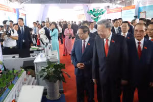 Tổng Bí thư Tô Lâm cùng các lãnh đạo, nguyên lãnh đạo Đảng và Nhà nước, các bộ, ngành Trung ương và TPHCM tham quan triển lãm tại đại hội.