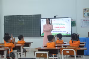 Lớp học gia định cho trẻ làm quen với lớp 1 tại Trường Mầm non Tân Phong. Ảnh: Minh Anh