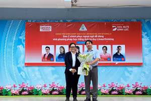 Cô Tô Ngọc Vy tặng hoa Ban Giám hiệu nhà trường.