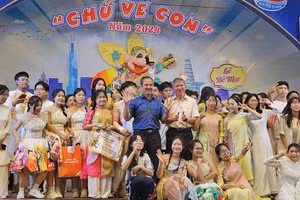 Ông Dương Trí Dũng, Phó Giám đốc Sở GD&ĐT TPHCM (áo trắng) và ông Vũ Ngọc Tuấn, Tổng Giám đốc Công ty Cổ phần Công viên nước Đầm Sen trao giải nhất bảng A cho học sinh Trường THPT chuyên Trần Đại Nghĩa.