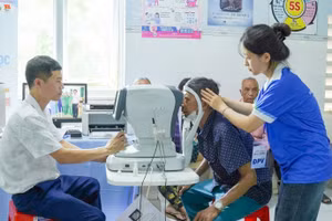 Hoạt động luôn có sự đồng hành và hỗ trợ từ các bạn sinh viên Khoa Y Dược và chiến sĩ Mùa hè xanh Trường Đại học Văn Hiến.