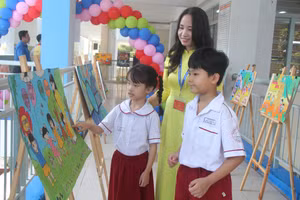 Cô Nguyễn Thị Thu Hương cùng học sinh tham quan công trình "Áo mới đón Xuân".