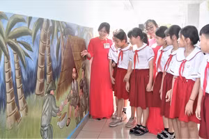 Học sinh Trường Tiểu học Mỹ Thủy (TP Thủ Đức) tham quan công trình "Áo mới đón Xuân" tại trường.