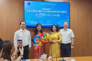 Bí thư Quận uỷ Quận 1 Dương Anh Đức (ngoài cùng bên phải) và lãnh đạo UBND quận 1 trao quyết định cho bà Lê Thị Thanh Giang.