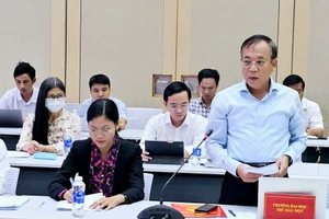 Ông Nguyễn Quốc Cường, Chủ tịch hội đồng trường Trường Đại học Thủ Dầu Một thông tin tại buổi họp báo. Ảnh: Hải Yến.