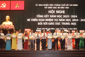 Lãnh đạo các trường học nhận khen thưởng của Sở GD&ĐT TPHCM.