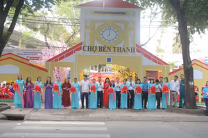 Đại biểu, thầy cô Trường Tiểu học Phú Thọ (Quận 11, TPHCM) cắt băng khánh thành "Góc phố Tết" tại trường. Ảnh: P.H