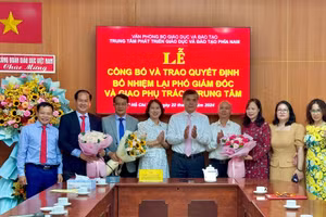 Lãnh đạo Văn phòng Bộ GD&ĐT cùng các đơn vị chúc mừng ông Lê Thắng Lợi và ông Hồ Như Duyến.