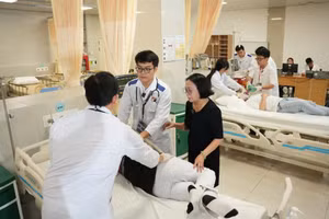 Sinh viên Y khoa HIU trong giờ thực hành lâm sàng dưới sự hướng dẫn của giảng viên.